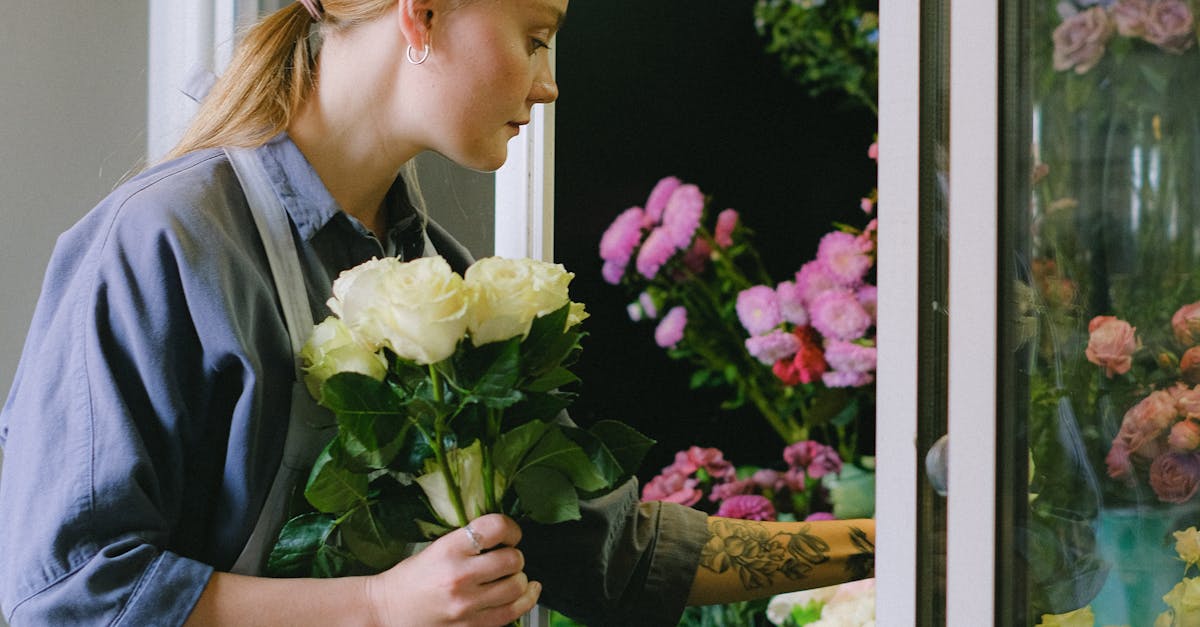 Creating Autumn Vibes: Seasonal Flower Arranging Techniques